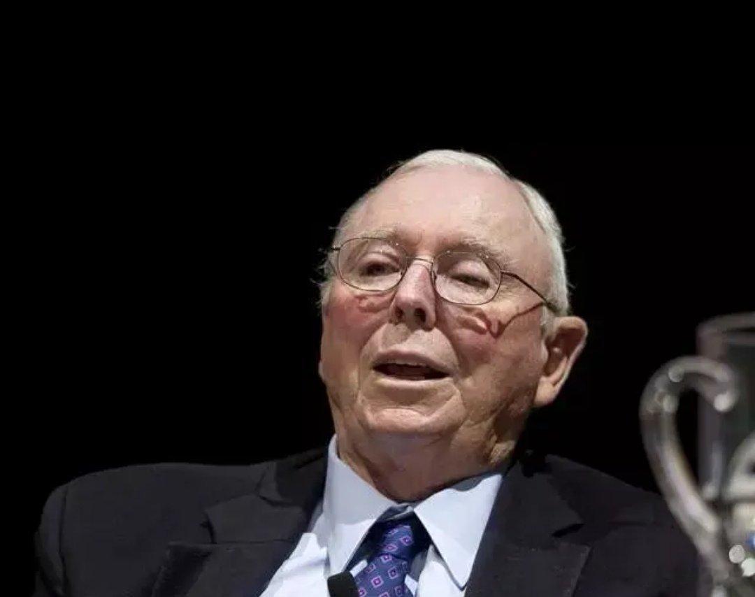 查理·芒格的投资箴言：1、赚大钱不靠买卖，靠等待。2、破产有三种方式：酗酒、好色