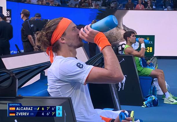 网友：看着都累，快点结束吧！！…在正在进行的澳网男单半决赛中，由1号种子阿尔