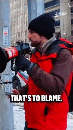 视频中一位外国人在街头的激情演讲：工人阶级是这个世界上最强大的力量，如果我们有组