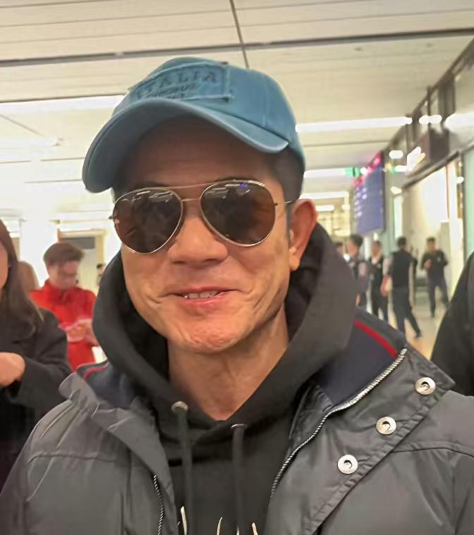 郭富城好女婿，又回方媛娘家安徽过年了！59岁的郭富城被拍到身穿一身黑色衣服出现