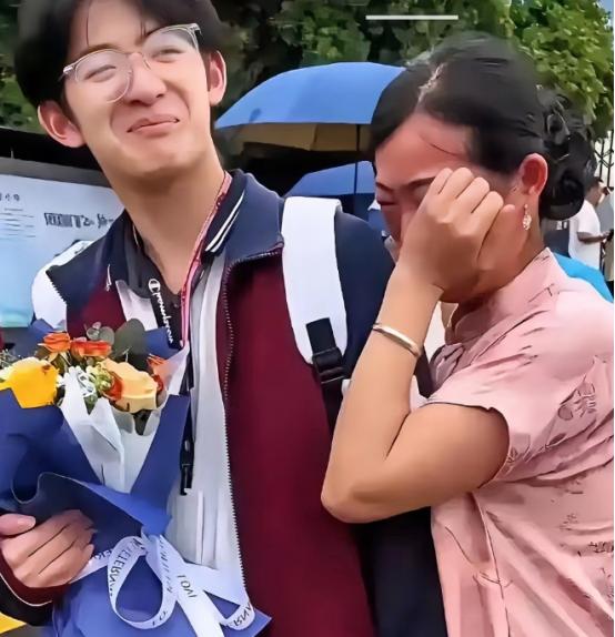 泪目！1米85少年，716分考上清华。可这张录取通知书背后，是他3岁丧母、被