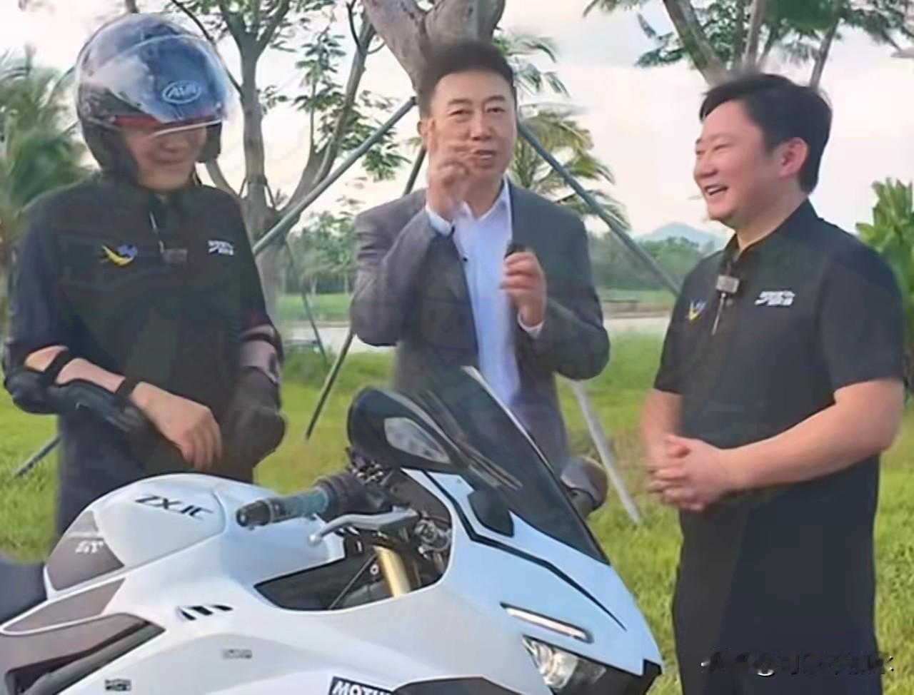 李书福没发一条声明，但这一局棋，确实下得太漂亮了。张雪是谁？一个在摩托车