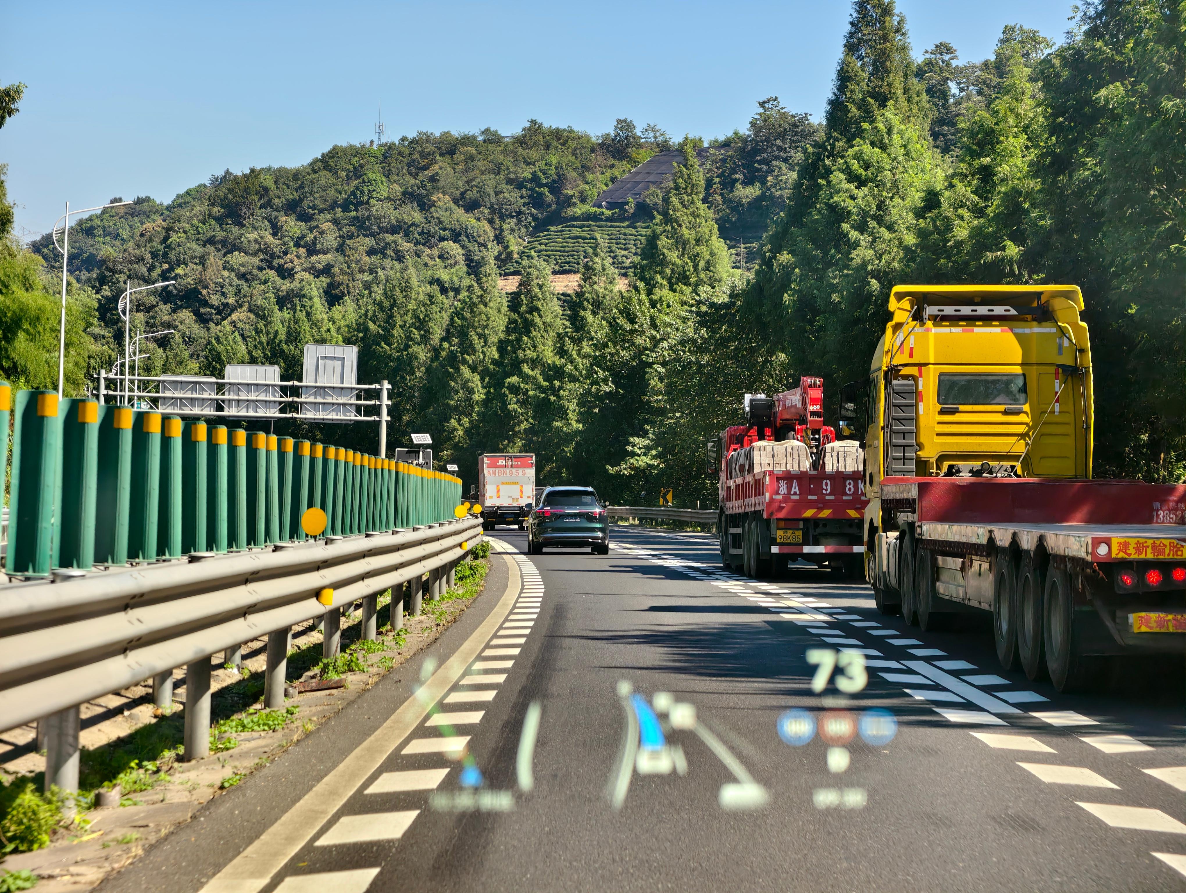 今天跟问界M8一起出门看看高速上两辆车全程智驾跟车距离全部在中等的情况下通行效率