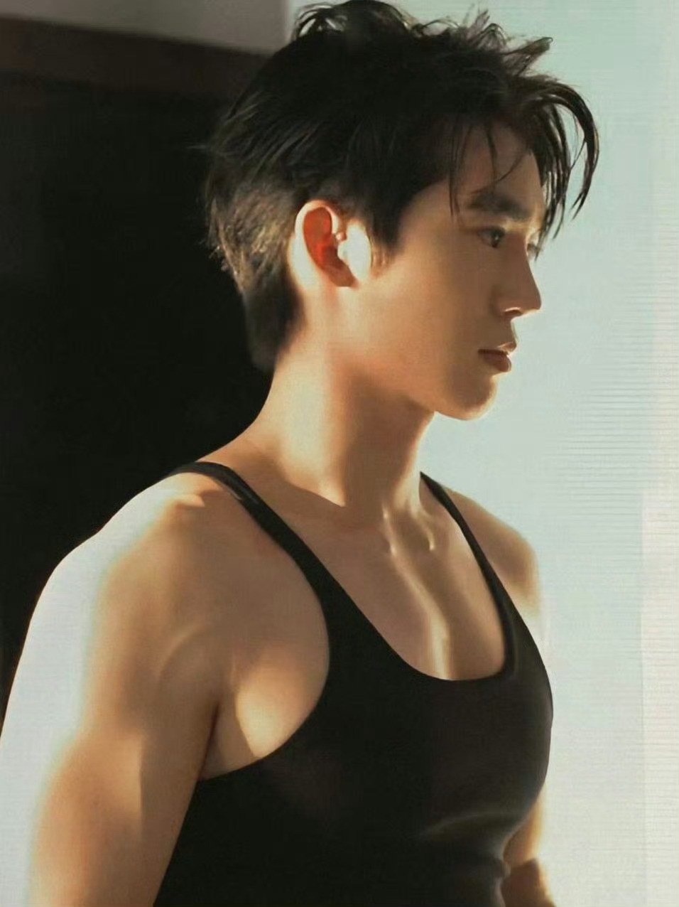 于适这是把真诚写在行动上！毫不扭捏展现完美身材，线条流畅如雕塑。羡慕现场粉丝能大