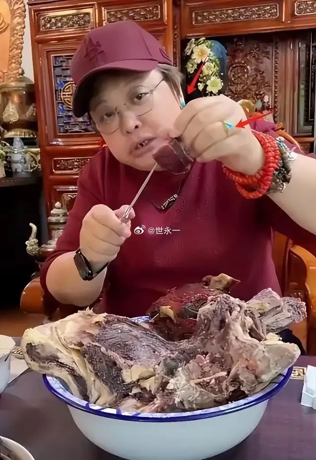 为何这样吃饭时，还要照个相呢？？
