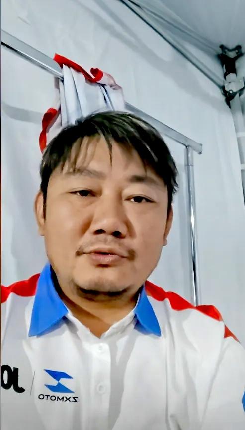 张雪看见摩托车上高速被工作人员用电锯阻拦，心情五味杂陈。张雪说，摩托车上高速