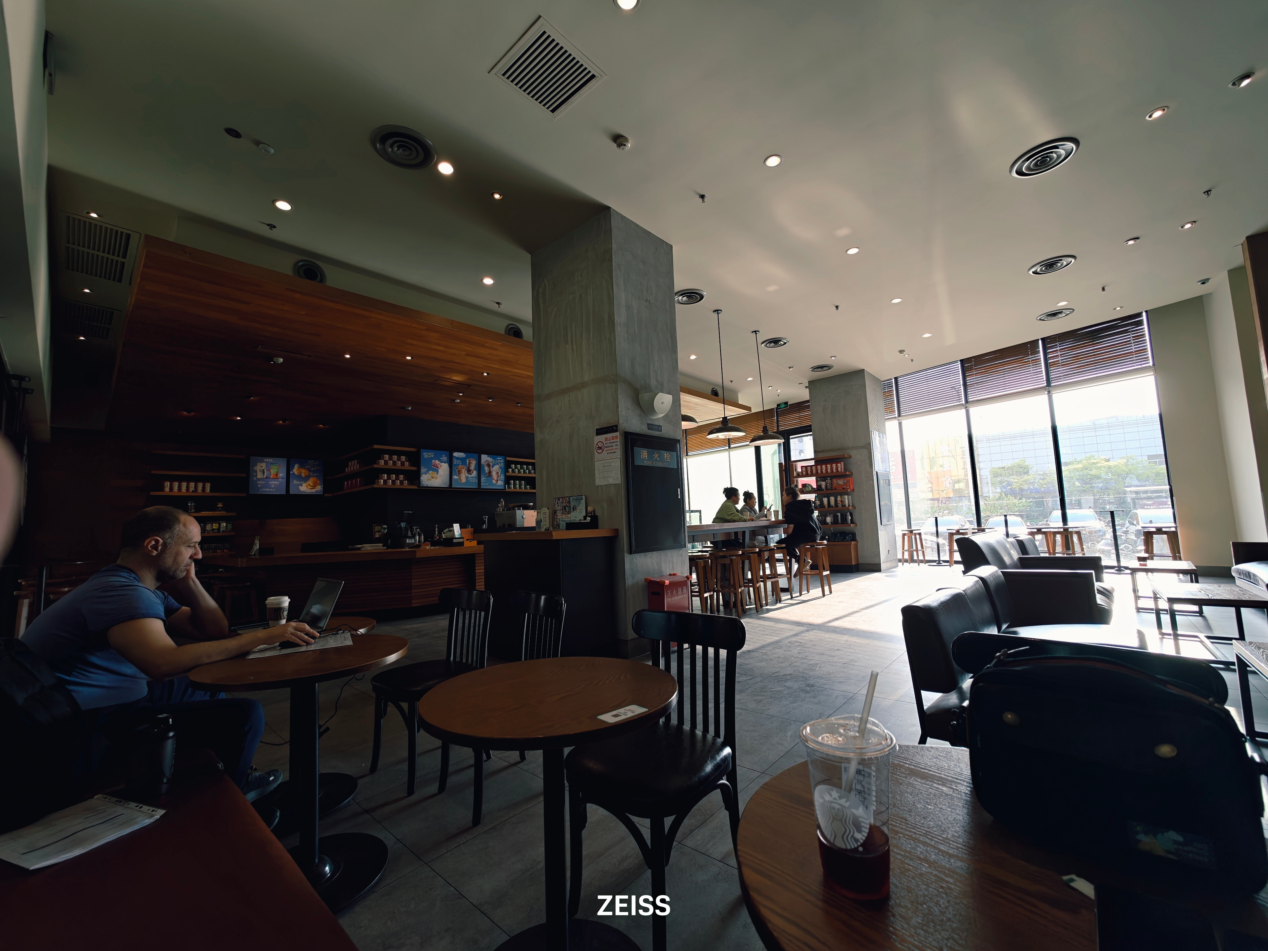 之前星巴克倒闭这地儿，让瑞幸接手了，我本以为能开个大点的瑞幸，结果是隔了1/3空