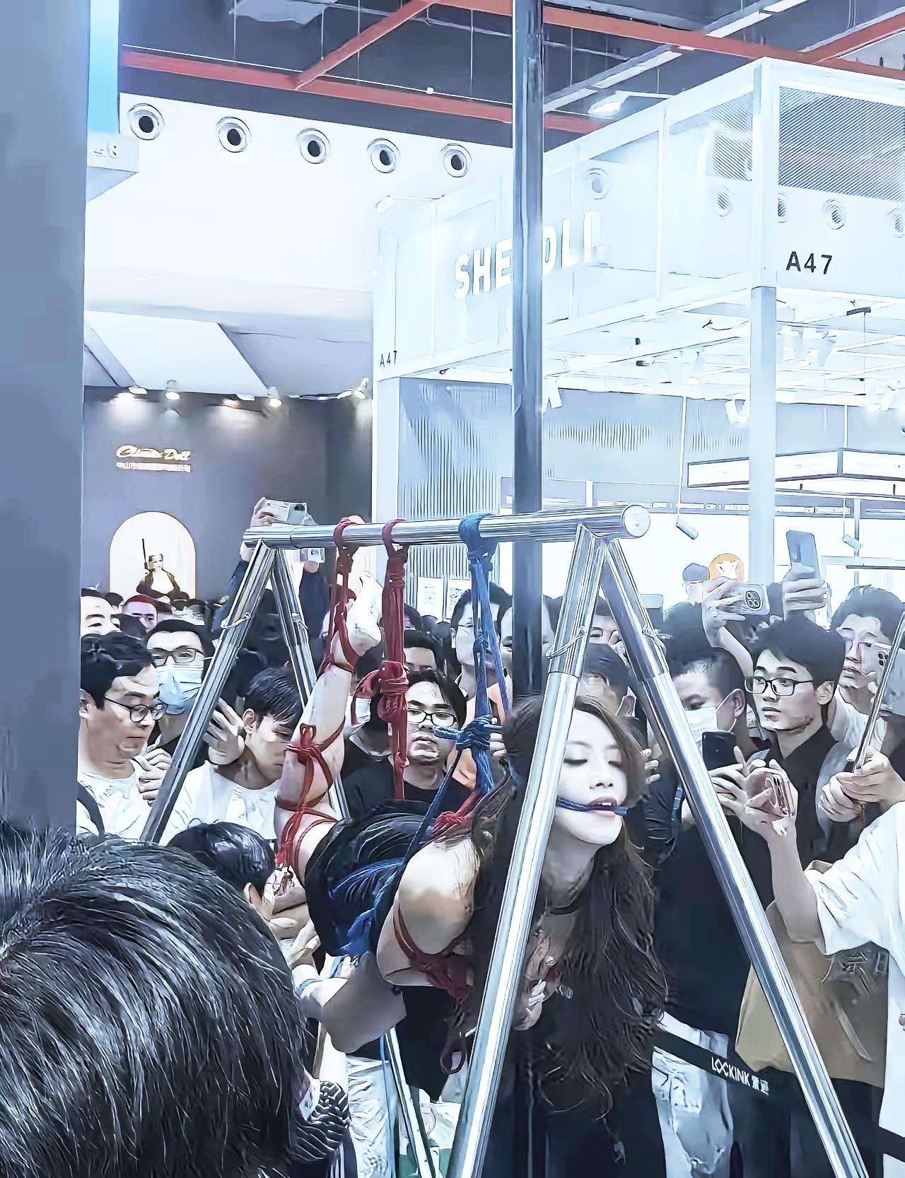 众目睽睽下被吊钢管：是什么压垮了她的尊严？第一眼看到女生被五花大绑吊在钢管