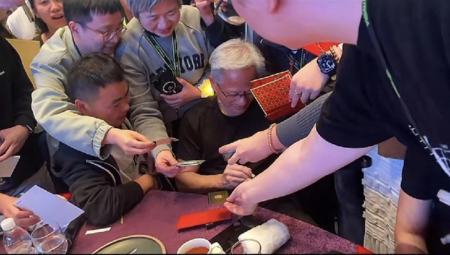 黄仁勋在深圳分公司封神了，这么多人找他签名，光签名就签了半个小时！近日，英伟