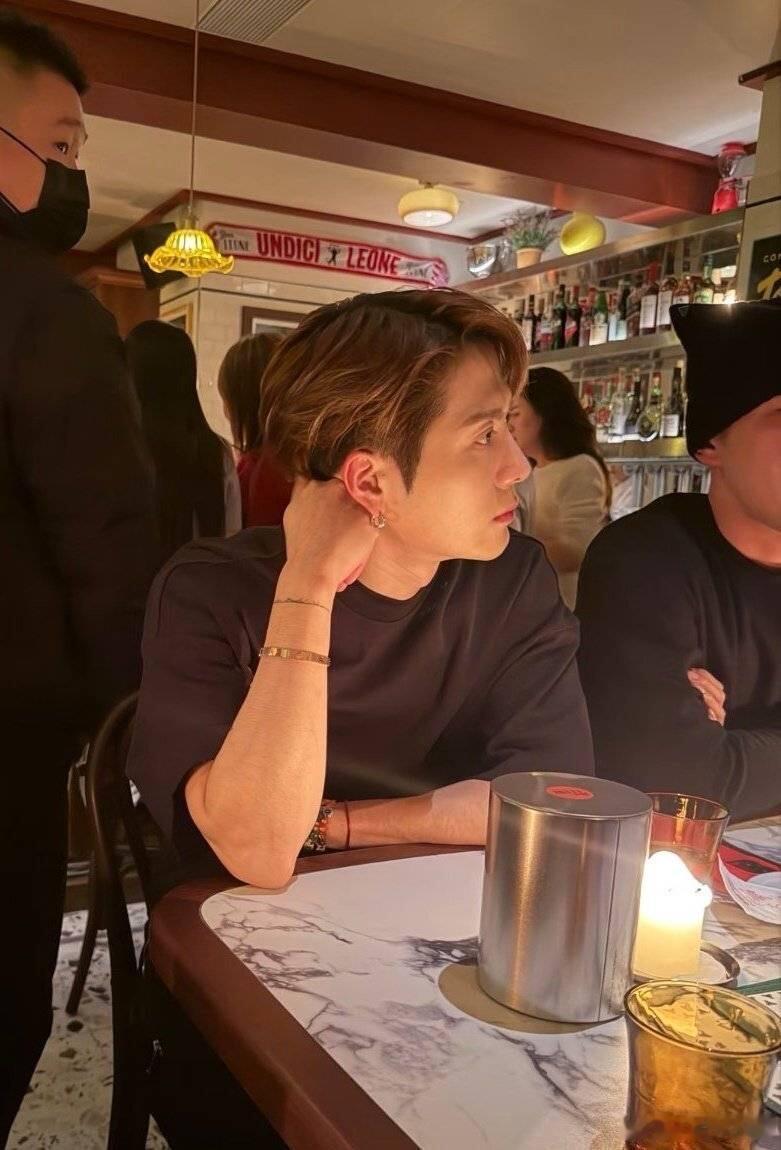 卡地亚新款手镯戴上了所以昨天拍的卡地亚吗