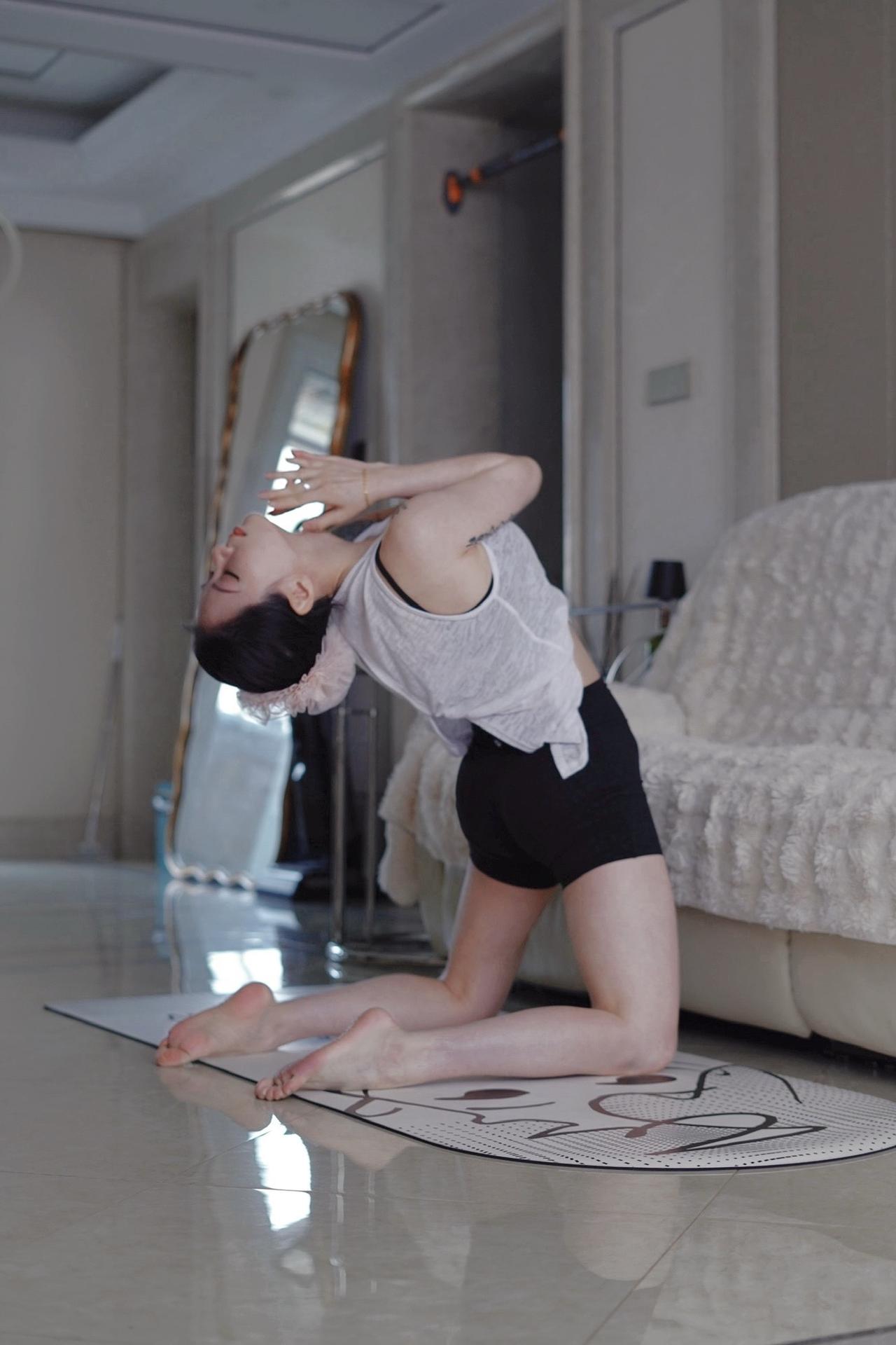 瑜伽女孩瑜伽体式爱瑜伽的小姐姐