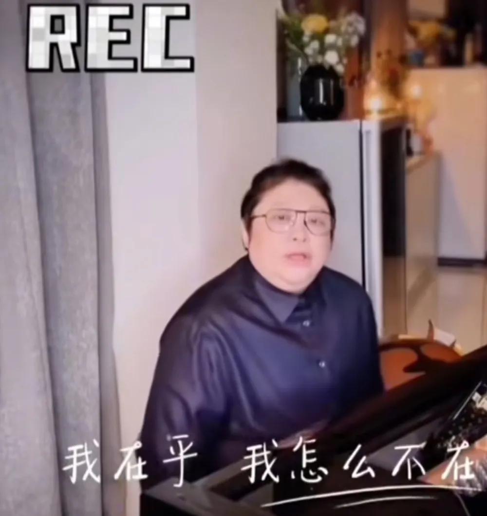韩红回应来了！韩红看来被伤的不轻，她拍了视频说，“我怎么能不在乎，我曾那么用心