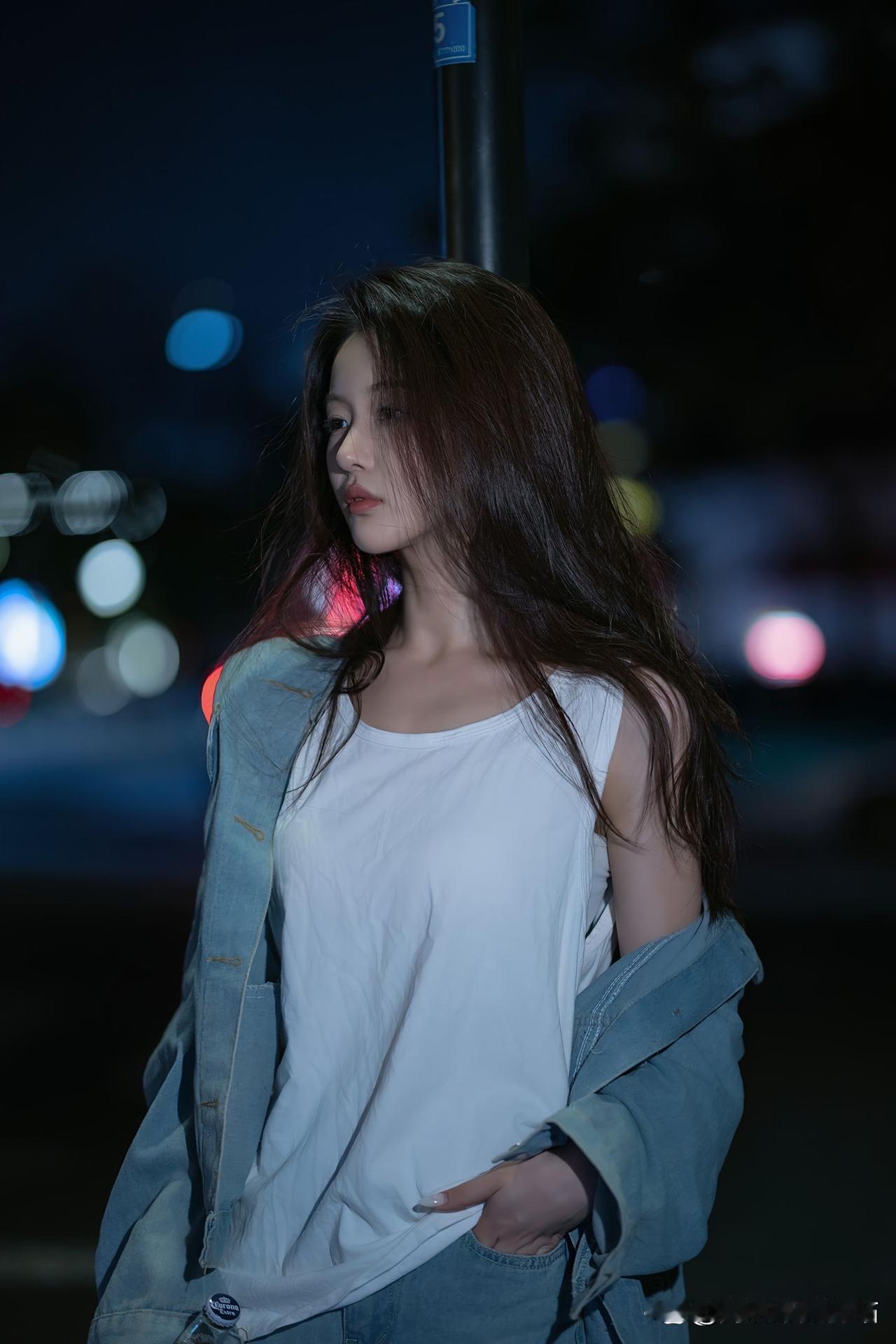 夜晚街头的少女，散发着淡淡的忧郁与神秘。