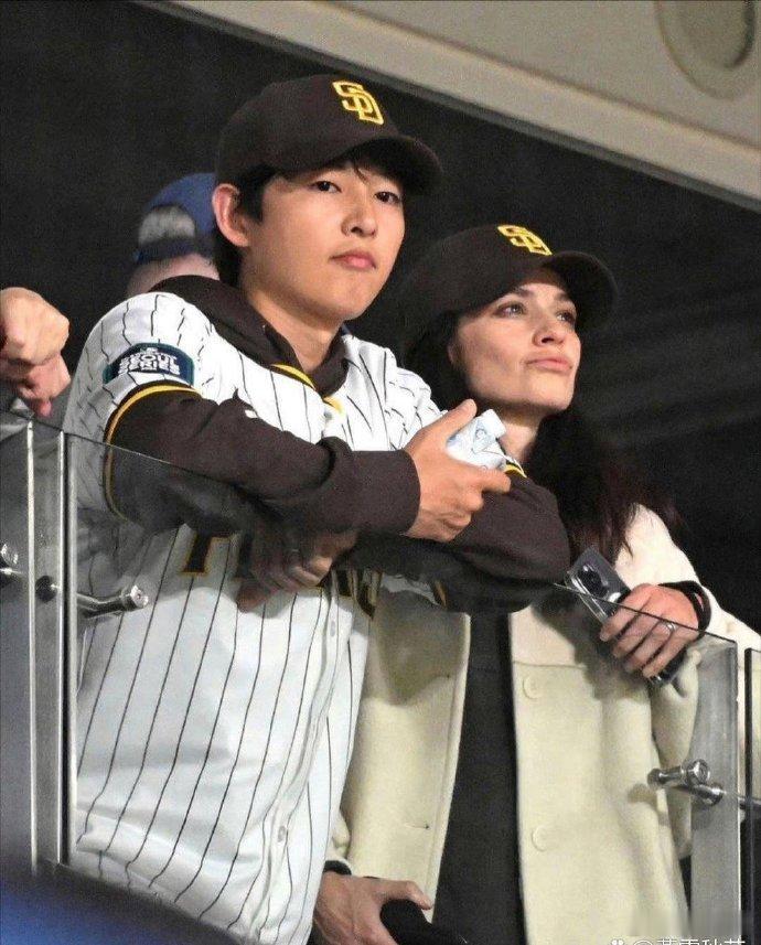 外国人太不抗老了，宋仲基和他的现任妻子感觉快要差辈儿了