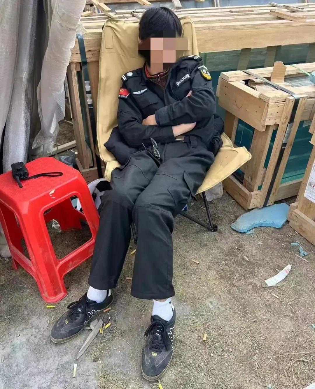 你们说这个刚招进不久的年轻保安要不要炒掉，这可是2800元一月招进来的年轻保安，