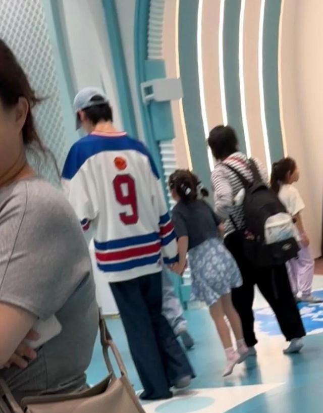 偶遇向佐郭碧婷遛娃，5岁女儿蹦蹦跳跳太招人，长高不少更像个小姑娘
