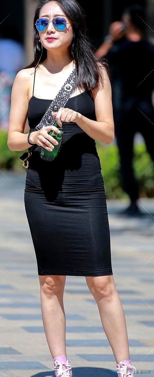 紧身裙穿搭、太爱这条裙子了！其实现在很多女生在选衣服的时候，最看重的不是别人