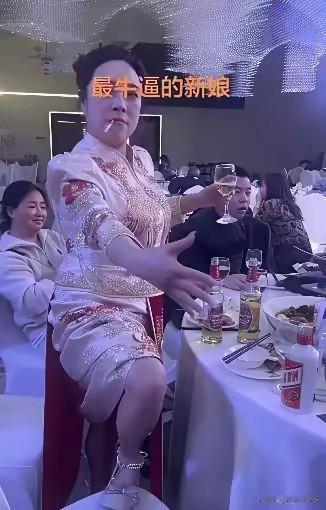 38岁二婚，穿着秀禾服敬酒。喝着喝着就放飞了。叼着烟，端着白酒，脚直接踩上了椅子