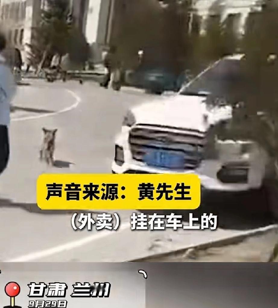 9月29日，甘肃兰州。外卖员小黄送外卖，将车停在楼下，手里拎着一份外卖往楼上送，