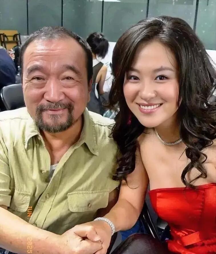 李保田牵着的这一位美女是谁？五官精致，眼神迷人，关键是这么多年过去了，她还是那样