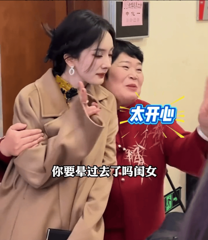 “很明显很嫌弃的表情”这大妈言行举止别说是杨幂我隔着屏幕都觉得有些被冒犯！