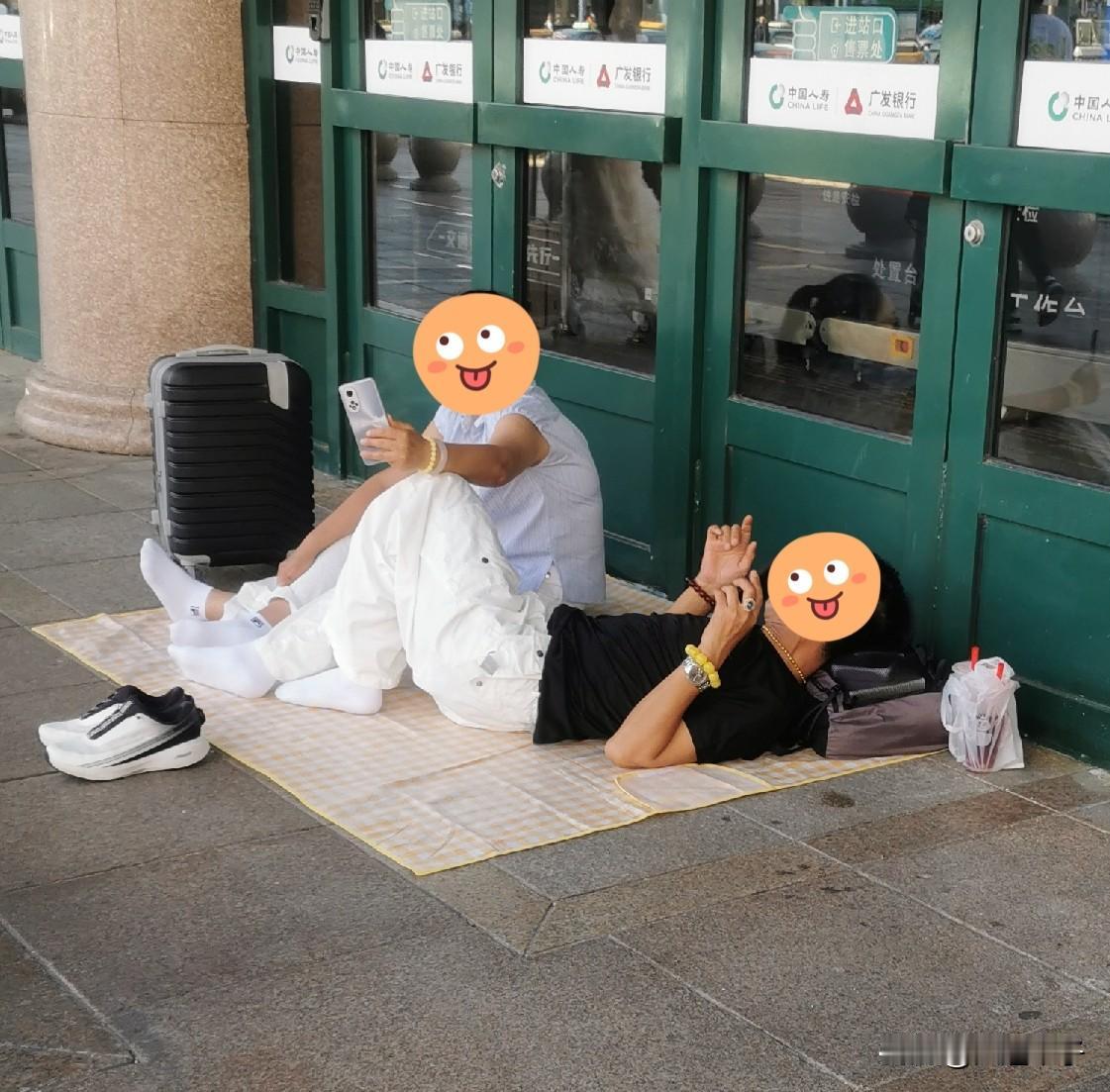 火车站不可以当众席地而卧！这种行为太不雅观！昨天下午四点半多，我坐高铁回