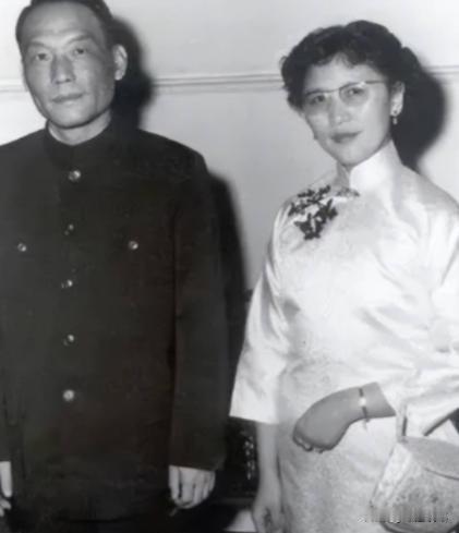 1982年，63岁的熊向晖收拾好办公桌，准备告老还乡。叶剑英元帅一听就急了，