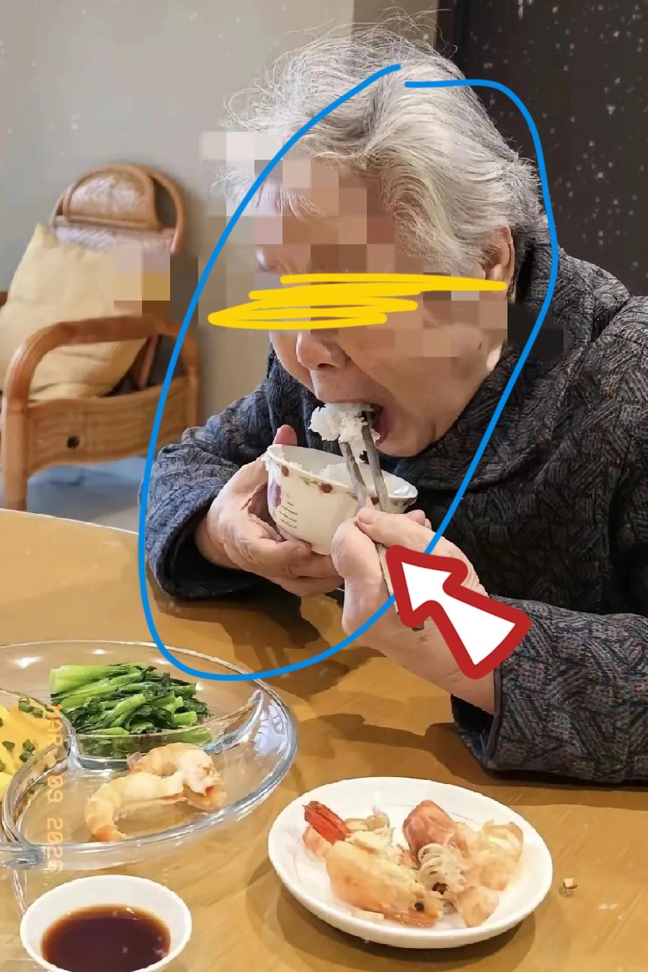 这个婆婆真好儿子出轨了，儿子跟小三结婚了，婆婆觉得儿子对不起前儿媳，婆婆把每月