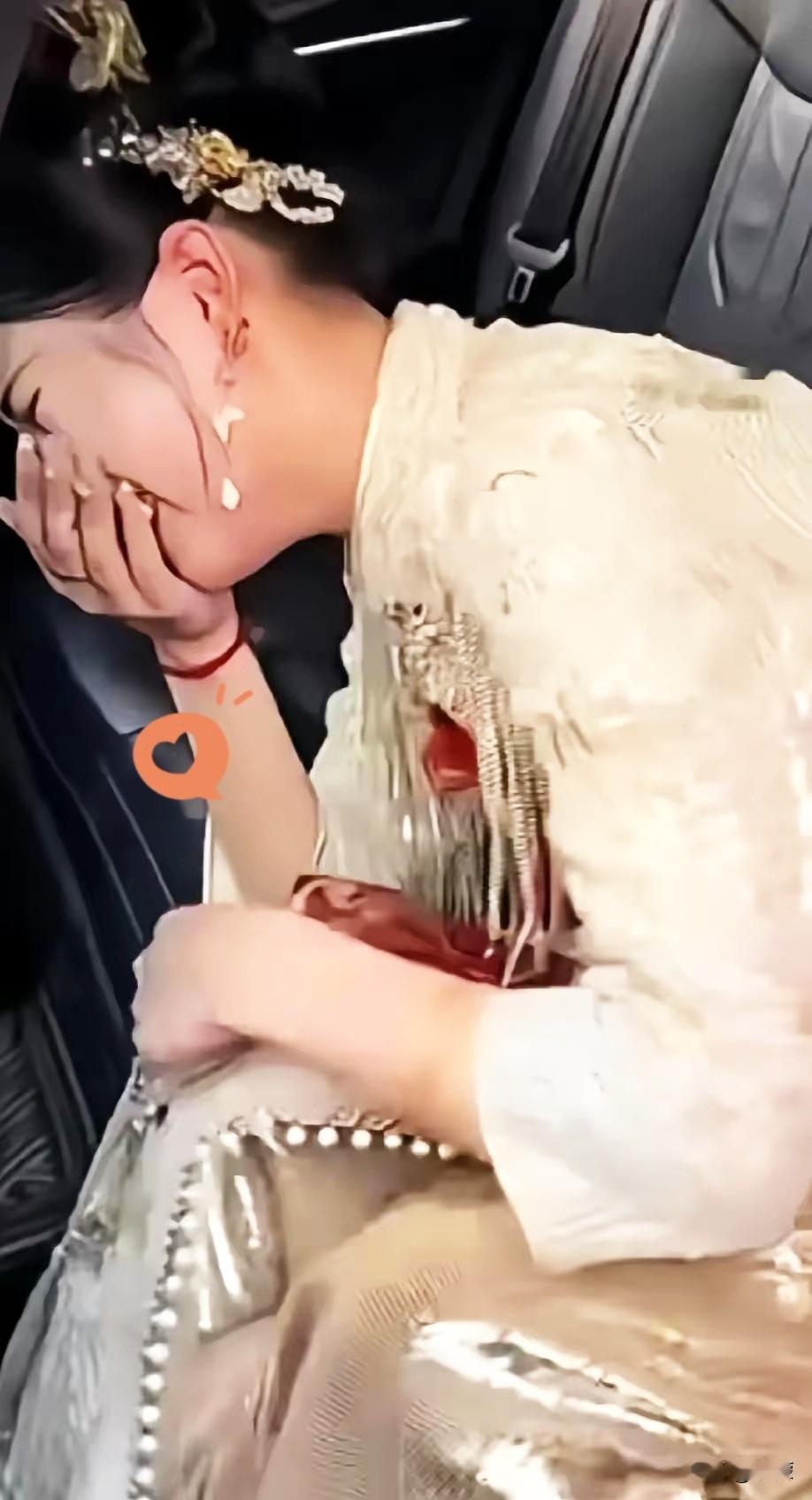 泪目！国内一座中部城市，新娘的婚车刚要到男方家门口，娘家的紧急电话就打了过来