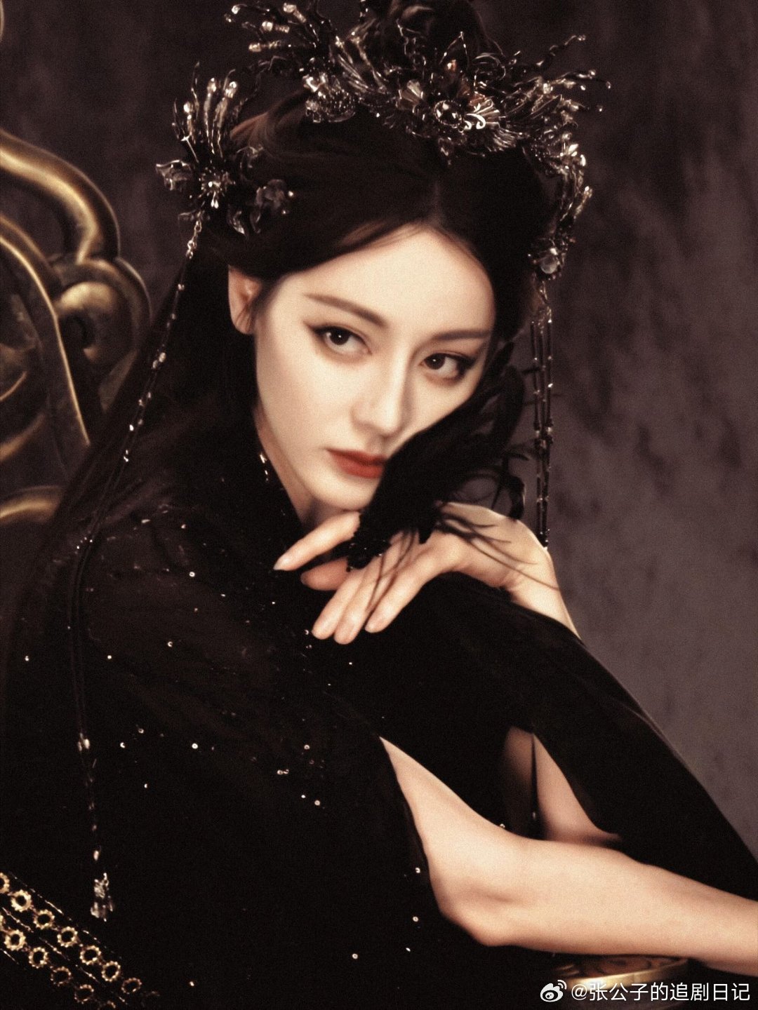 迪丽热巴把羽毛当戒指戴迪丽热巴黑色羽毛戒指被迪丽热巴的黑色羽毛戒指惊艳到！直接把