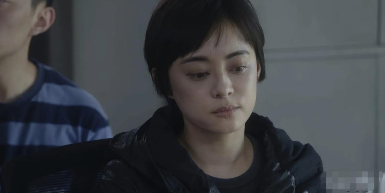 《乌云之上》韩青只知姐姐周雪曼是个茶楼老板，却不知她还隐藏着三个秘密：1、她手