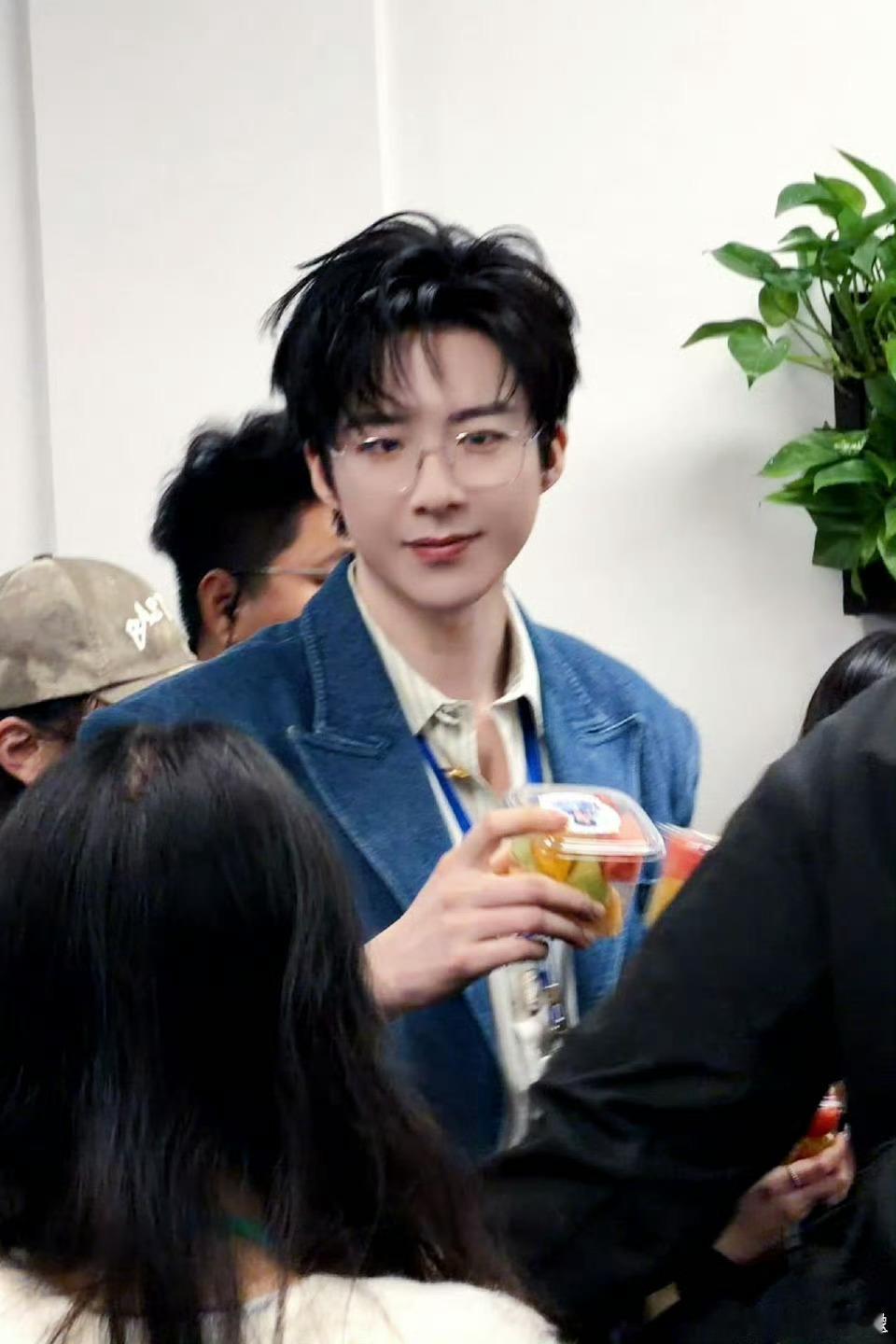 刘宇宁来广州上班了蓝西装搭工牌超有精英范儿，还笑着发水果，这神仙同事谁不想拥有，