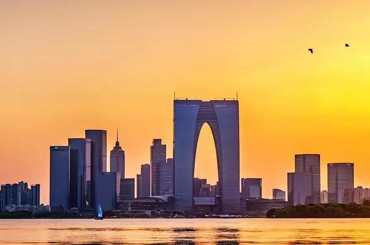 作为最强地级市之一的苏州，俨然成了培养干部的摇篮。这里的一把手，任职时间都不长