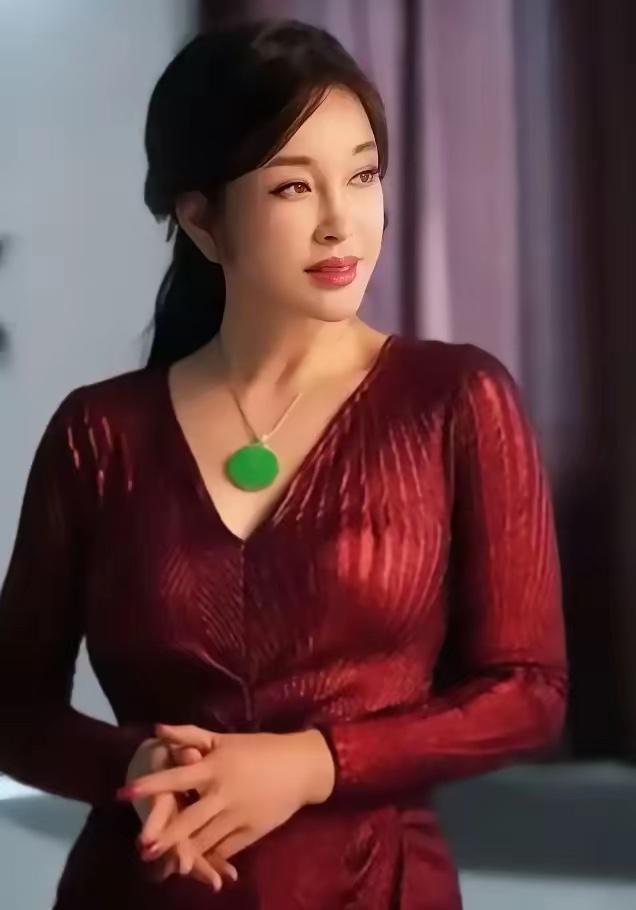 主持人问刘晓庆：“娱乐圈里，你最欣赏哪位男演员？”刘晓庆不假思索地说出了一个令所