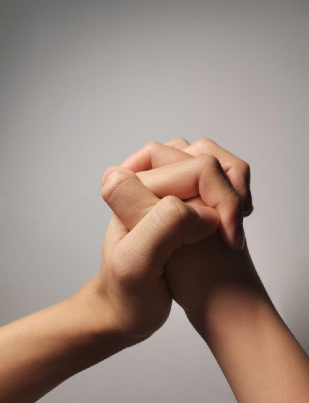 “爱管闲事”的人真可爱甘肃陇南，一男子车陷河滩几个小时，求助无果后，男子无奈赤