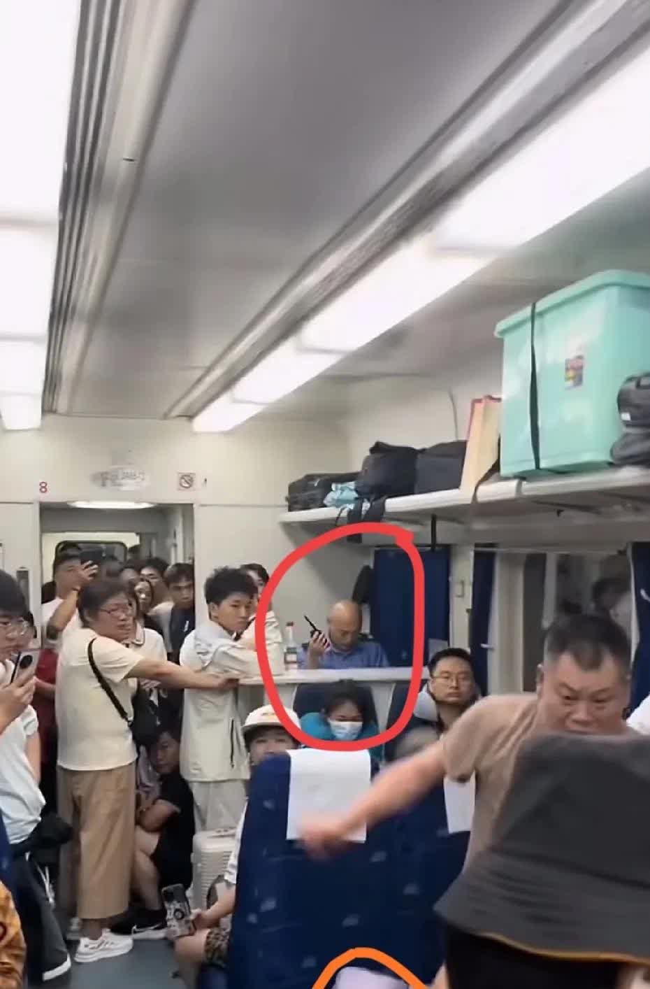 火车上这位男子暴打女人是有原因的，难怪周围的人都不阻拦。起先是，这位女子和这