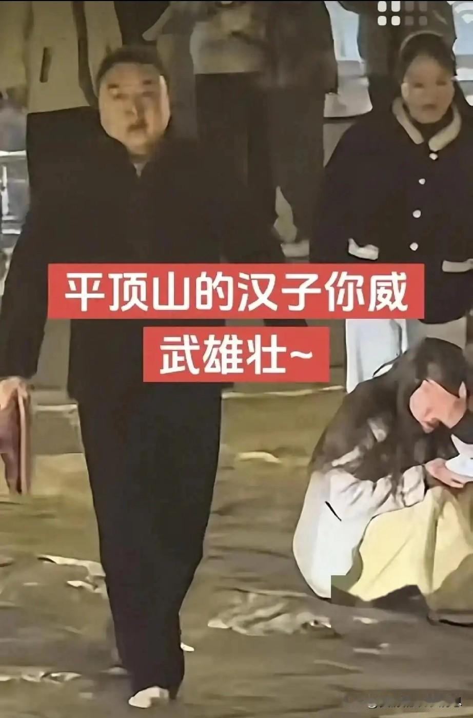 平顶山一对夫妻开电动车与另一辆电动车剐蹭。随后两人下车与对方大打