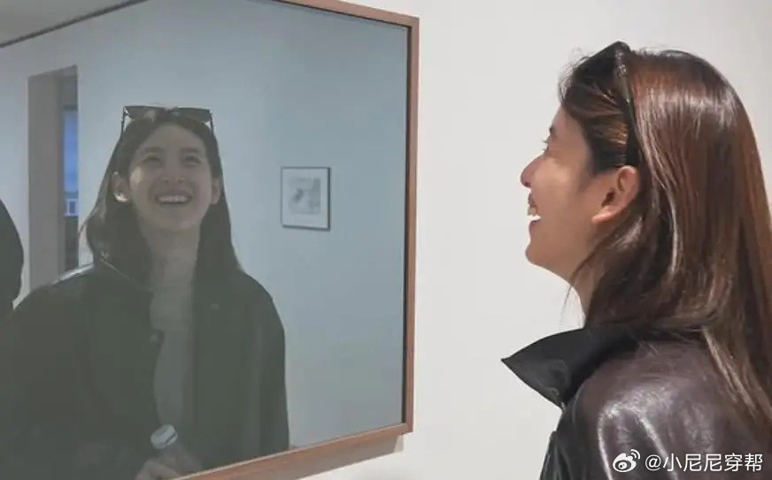 32岁章泽天画廊自拍，对着镜子灿笑，真实素颜状态也很阳光！