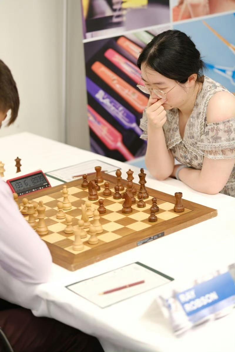 国际象棋激战正酣！谭中怡与罗布森精彩对弈，伊万丘克力克对手，辛达罗夫领跑积分榜！