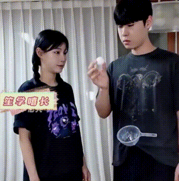 小伙瞅准时机，往女友裤子里倒水，下一秒瞬间顿感清凉！