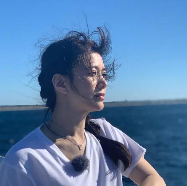 袁咏仪说，小时候家里有条偏心得不讲道理的规矩：兄妹3人只要她一哭，那个身高1.8