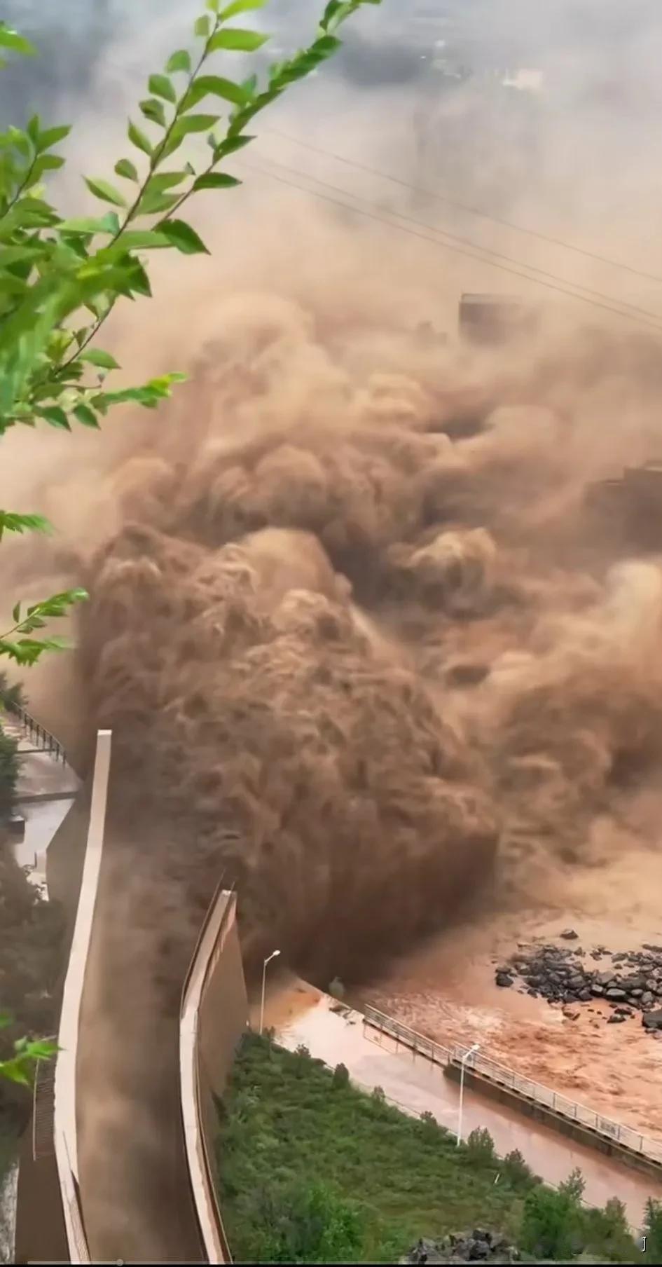纵观此次全国各地的洪水泛滥，人财损失惨重，除了天灾外，是否应该检查一下我们的工作