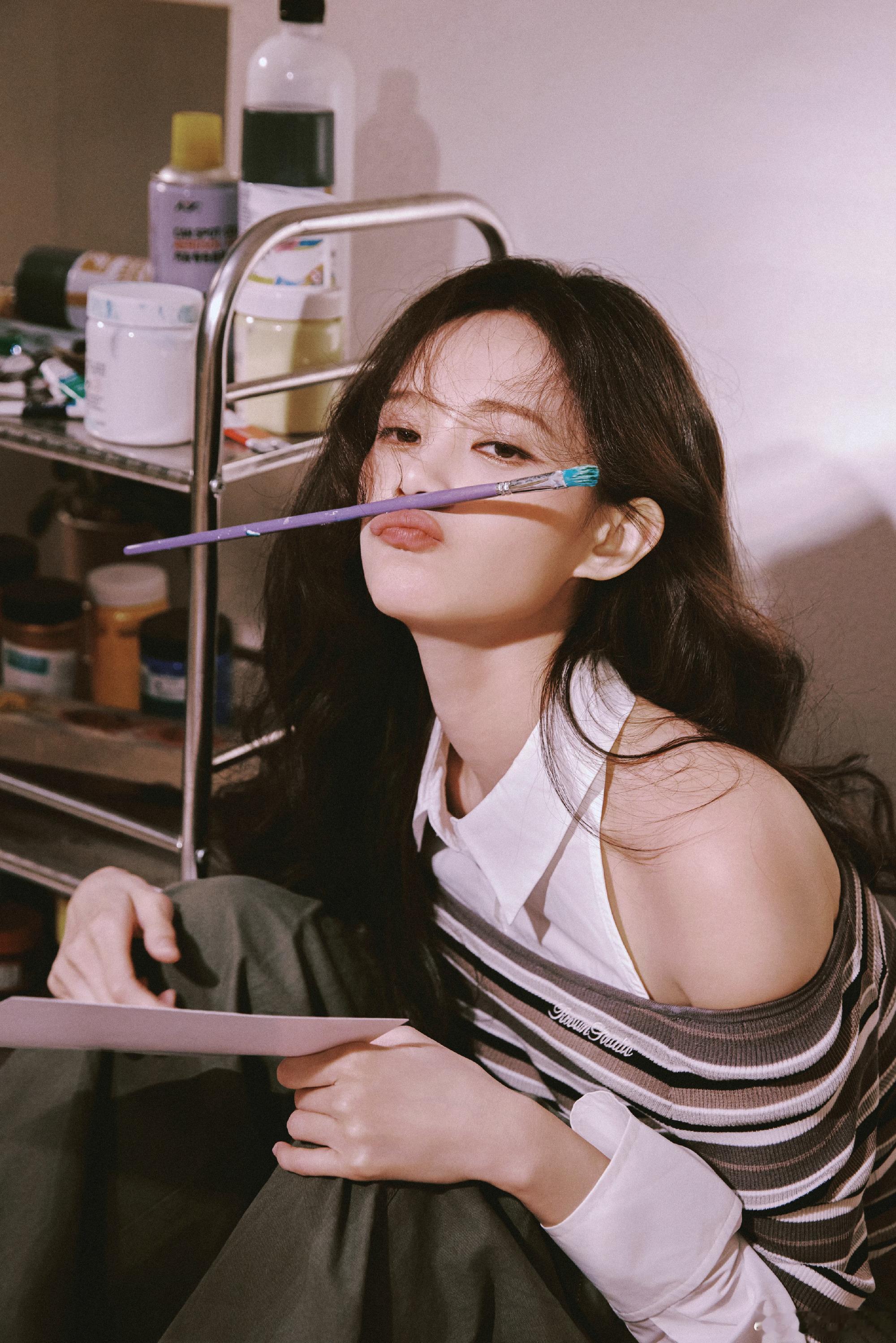 李一桐李一桐余梦更新照片画家李一桐上线🧑‍🎨！好有艺术气息