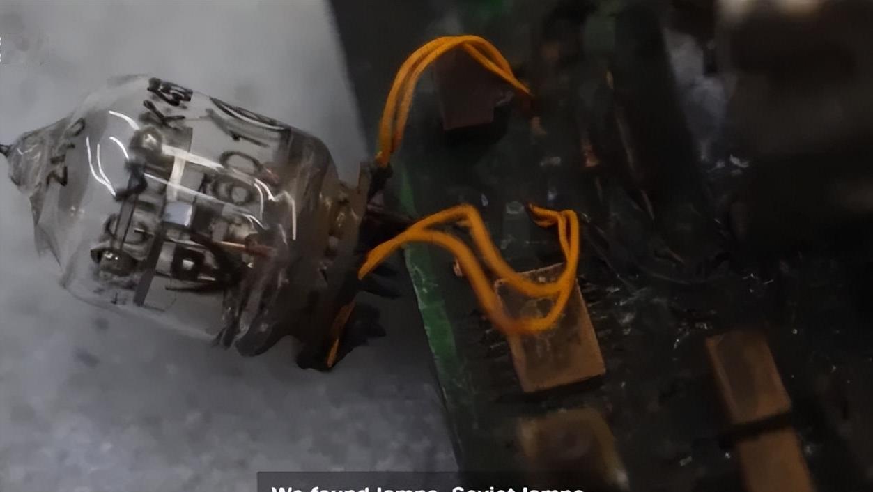 乌克兰媒体公布了一些榛树导弹的残骸。让西方惊愕的是，居然里面有大量的晶体管。