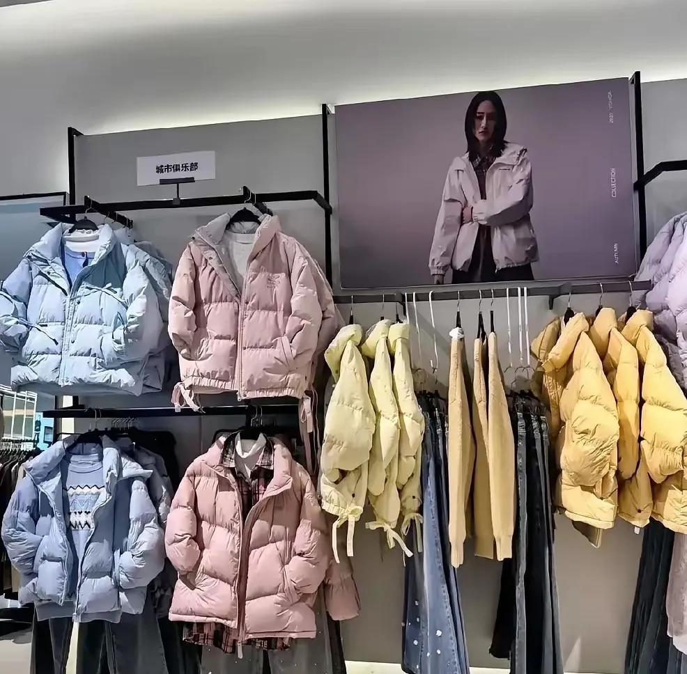 咬牙花800块买的羽绒服，穿了没几天就钻绒钻到怀疑人生，衣服里干干净净，衣服外绒