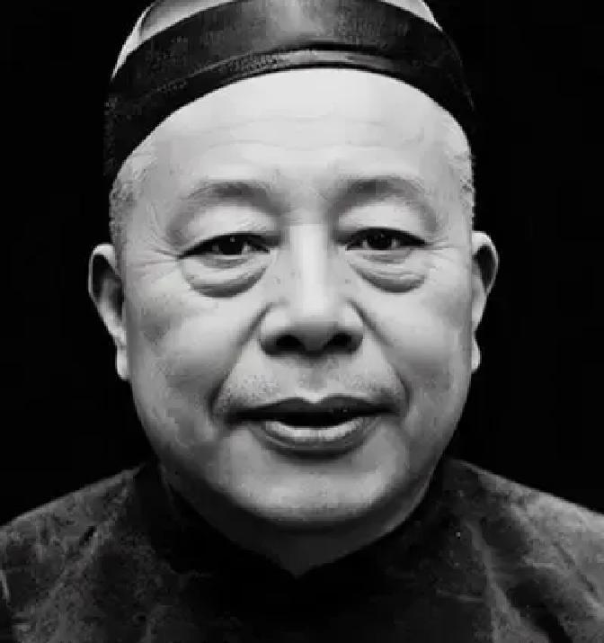 蒋介石在台湾看见昔日师父黄金荣扫街，沉默半晌，对宋美龄说了一句话——说完，他再没有提过黄金荣这个名字