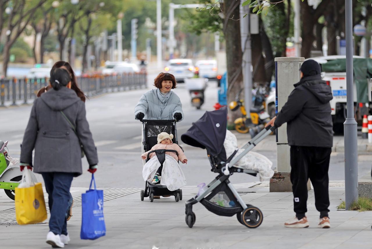 【寒潮来袭气温骤降】11月18日，受寒潮天气影响，九江气温出现“断崖式”下跌，