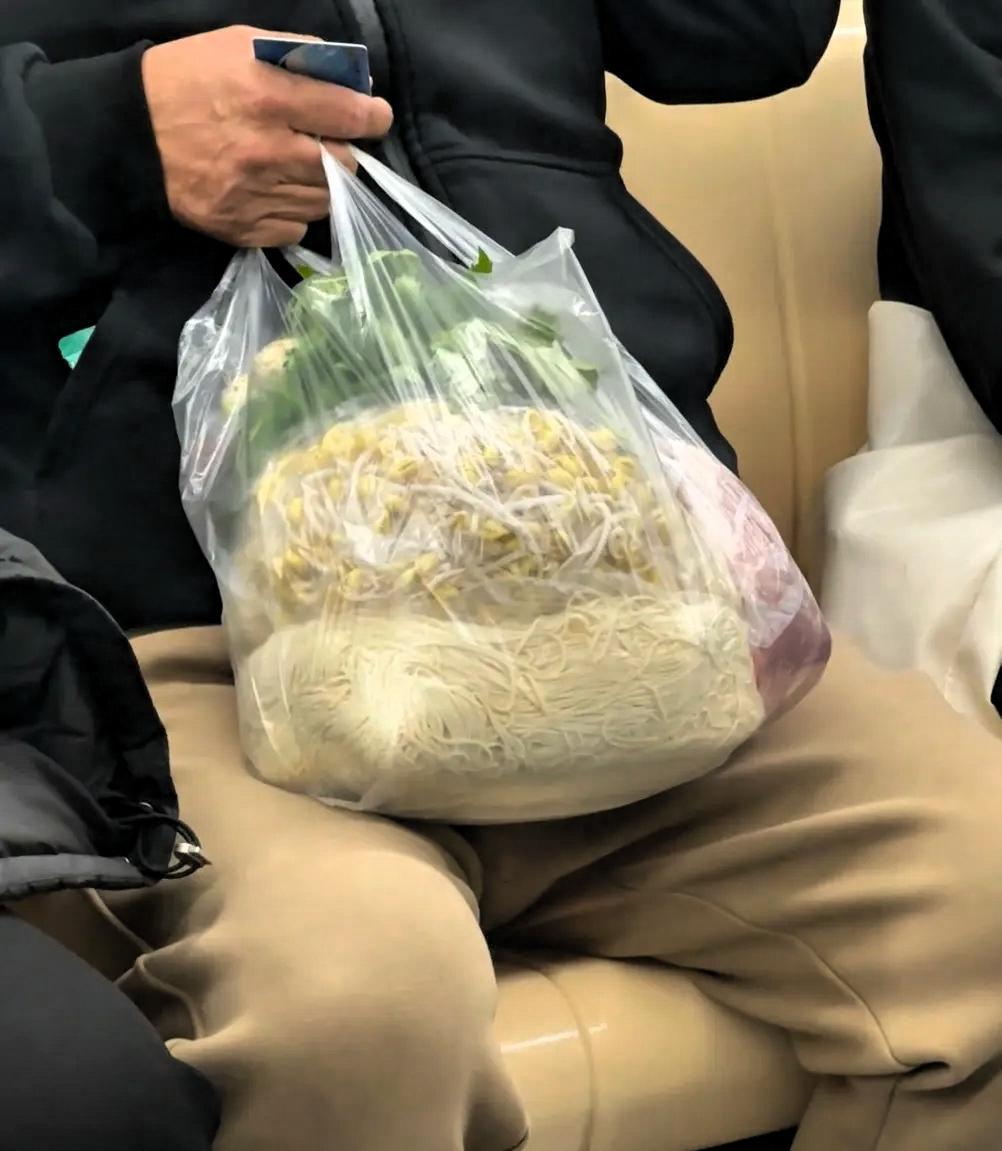 工地上新来个河南厨师,食堂的焖面成了常菜。一开始吃着还行,就是吃久了,我有