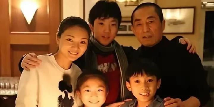 2000年，19岁的陈婷爱上了50岁的张艺谋，不久后陈婷发现自己怀孕了，就给张艺
