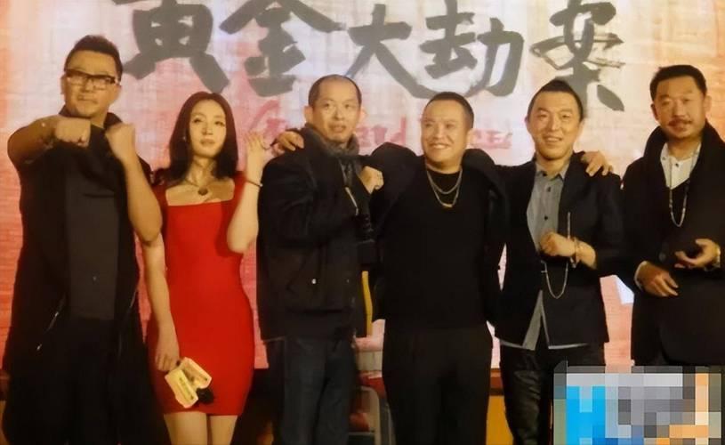 电影《黄金大劫案》主创团队合照：我一眼就认出了戴着项链、喜容绽放的名导宁浩，穿着